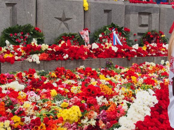 цветы у памятника Освободителям