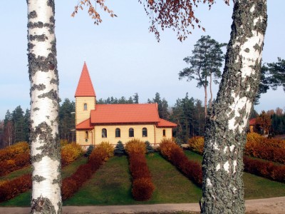 церковь среди берез