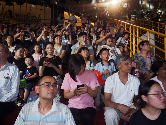 жители Шанхая на церемонии открытия фестиваля